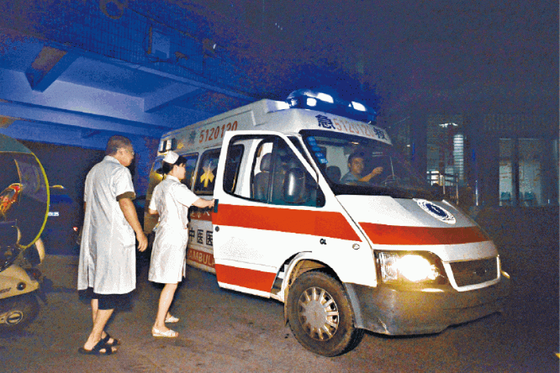 ■救護車將傷者送院救治。■車禍後京港澳高速衡東段需雙線封閉,引致大塞車。 ■救護車將傷者送院救治。■車禍後京港澳高速衡東段需雙線封閉,引致大塞車。
