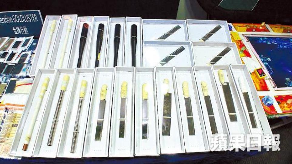 ■警方撿獲西瓜刀及鐵通等武器。 ■警方撿獲西瓜刀及鐵通等武器。