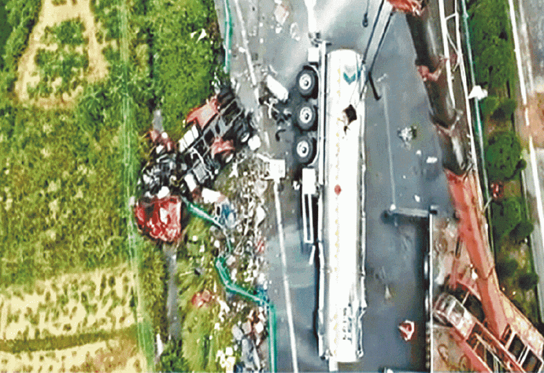 ■被大巴對頭撞的危險化學品貨車損毀嚴重。■當局清理車禍現場,派吊車將肇事大巴吊走。■車禍中14名傷者被分送多間醫院救治。 ■被大巴對頭撞的危險化學品貨車損毀嚴重。■當局清理車禍現場,派吊車將肇事大巴吊走。■車禍中14名傷者被分送多間醫院救治。