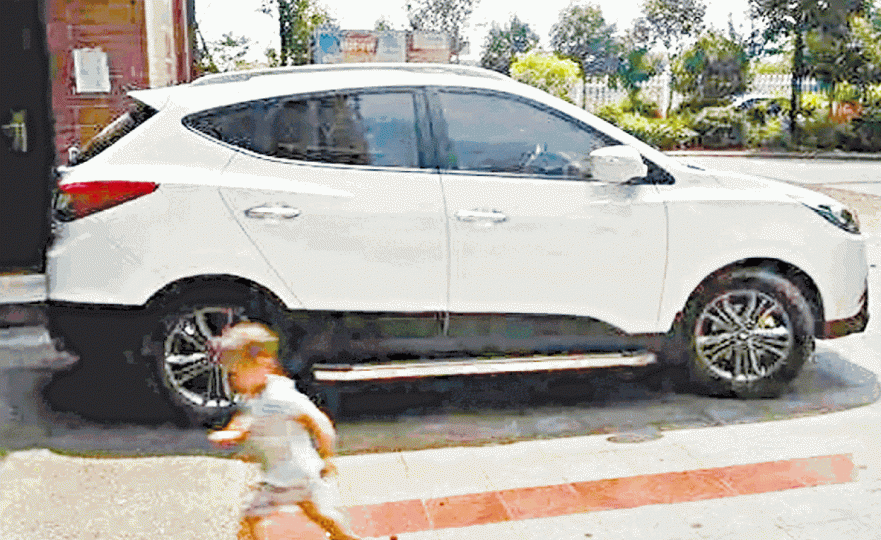 ■小天被家人遺忘在車內活活熱死。■當地記者在車輛內曾錄得47℃高溫。 ■小天被家人遺忘在車內活活熱死。■當地記者在車輛內曾錄得47℃高溫。