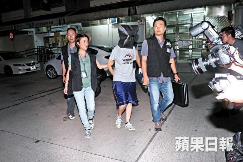 ■涉殺嬰女子昨被探員黑布蒙頭帶走。唐家輝攝 ■涉殺嬰女子昨被探員黑布蒙頭帶走。唐家輝攝