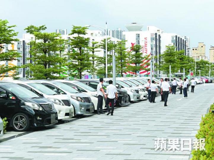 ■大批港人開掛有中港牌汽車,到滴滴深圳總部參與培訓。黃學潤攝 ■大批港人開掛有中港牌汽車,到滴滴深圳總部參與培訓。黃學潤攝