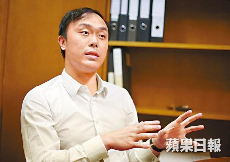 ■伍展邦替抗爭者打官司,見盡社會荒謬。黎樹雄攝 ■伍展邦替抗爭者打官司,見盡社會荒謬。黎樹雄攝