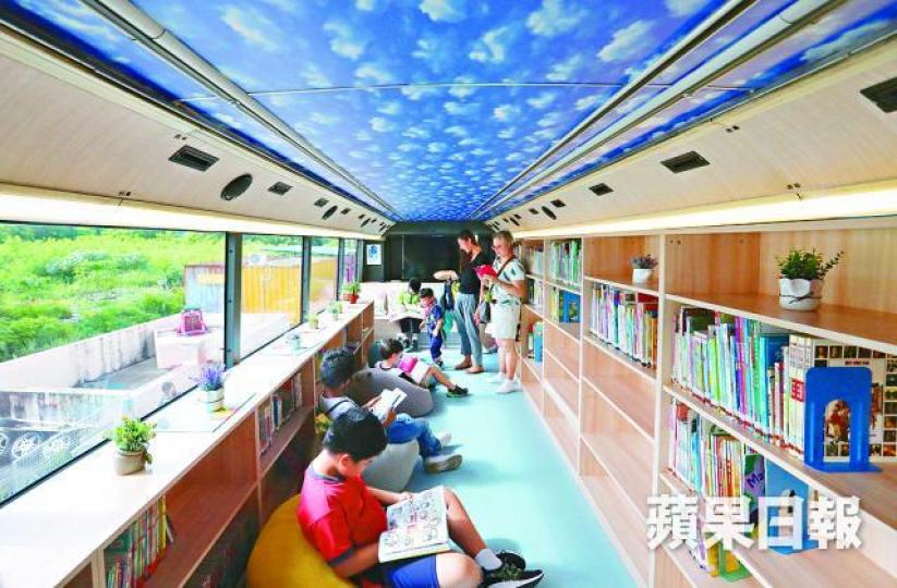 ■圖書館巴士設有書櫃和小梳化，環境舒適。王心義攝■圖書館由行走64K路線的退役九巴改裝而成。