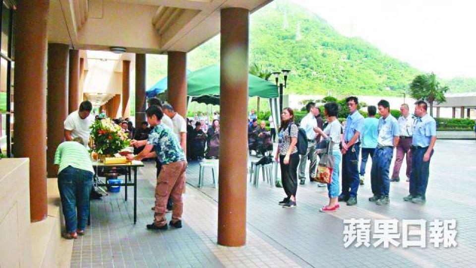 ■居民逐一向死者上香。 ■居民逐一向死者上香。