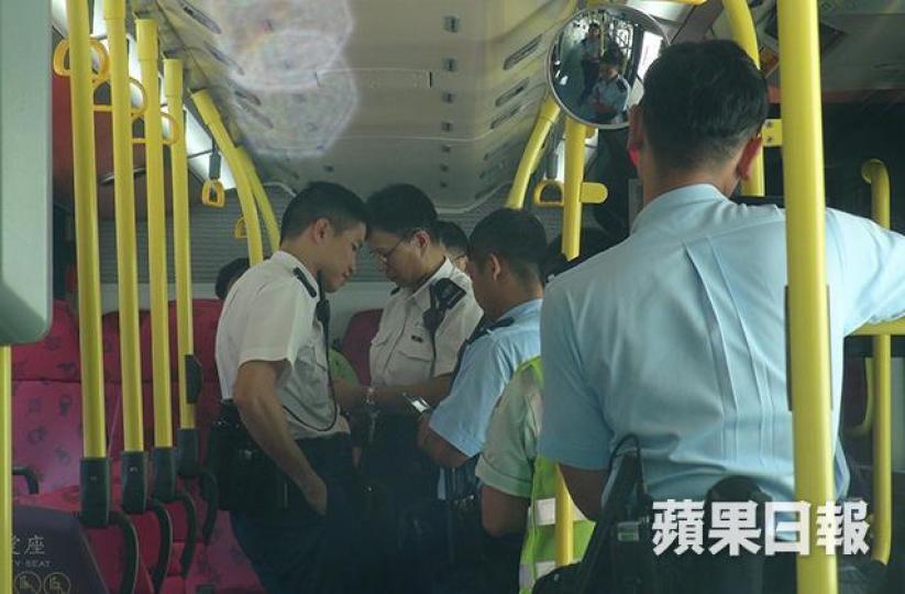 ■警方到巴士調查。 ■警方到巴士調查。