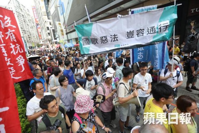 ■《蘋果日報》7.1遊行問卷調查發現,超過六成遊行人士因不滿香港人權自由倒退而上街。 ■《蘋果日報》7.1遊行問卷調查發現,超過六成遊行人士因不滿香港人權自由倒退而上街。