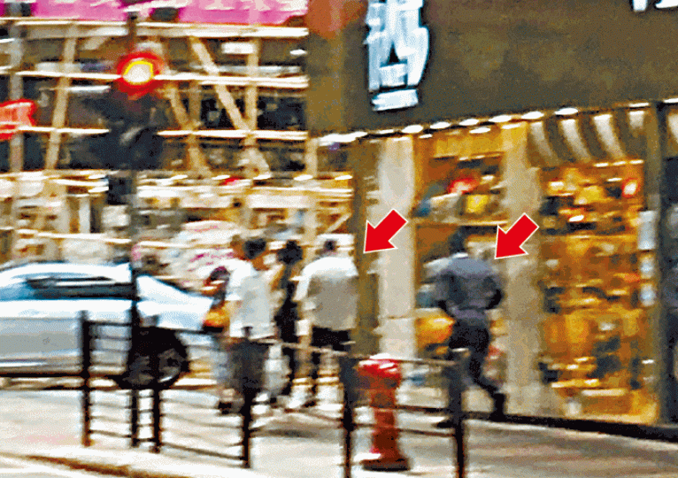■賊人(箭嘴示)由珠寶行走到樂道跳上接應車輛逃去。讀者提供圖片 ■賊人(箭嘴示)由珠寶行走到樂道跳上接應車輛逃去。讀者提供圖片