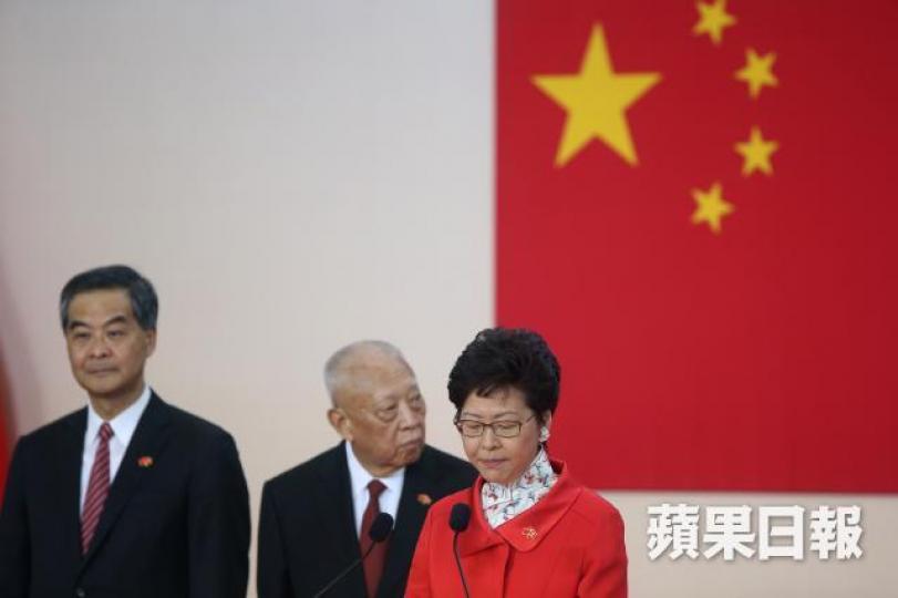 ■林鄭昨與前特首董建華及梁振英出席慶回歸酒會。 ■林鄭昨與前特首董建華及梁振英出席慶回歸酒會。