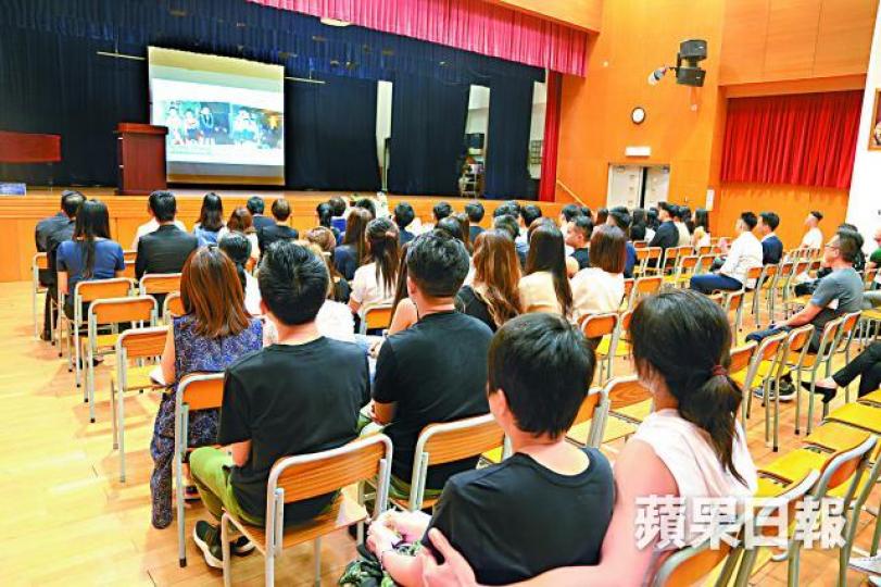■約百名親友昨出席Calvin追思會。徐雲庭攝■嚴卓斌母親昨在追思會上致辭,感激良師助愛兒Calvin建立正確價值觀。 ■約百名親友昨出席Calvin追思會。徐雲庭攝■嚴卓斌母親昨在追思會上致辭,感激良師助愛兒Calvin建立正確價值觀。