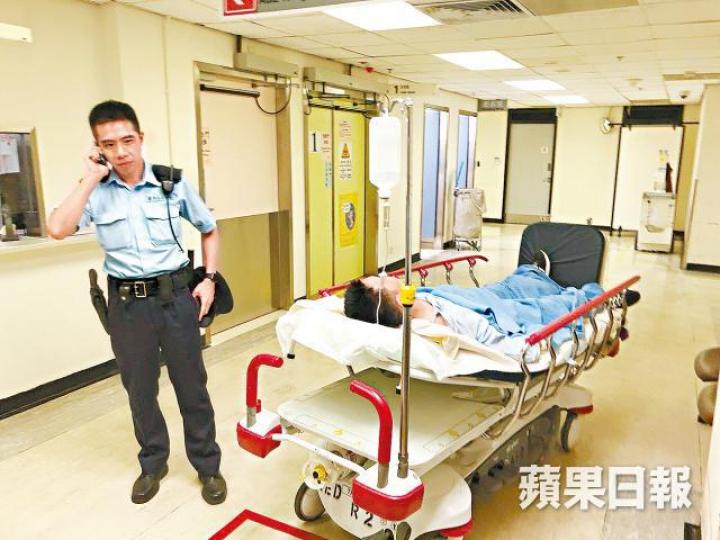 ■內地青年被追斬後送院。 ■內地青年被追斬後送院。