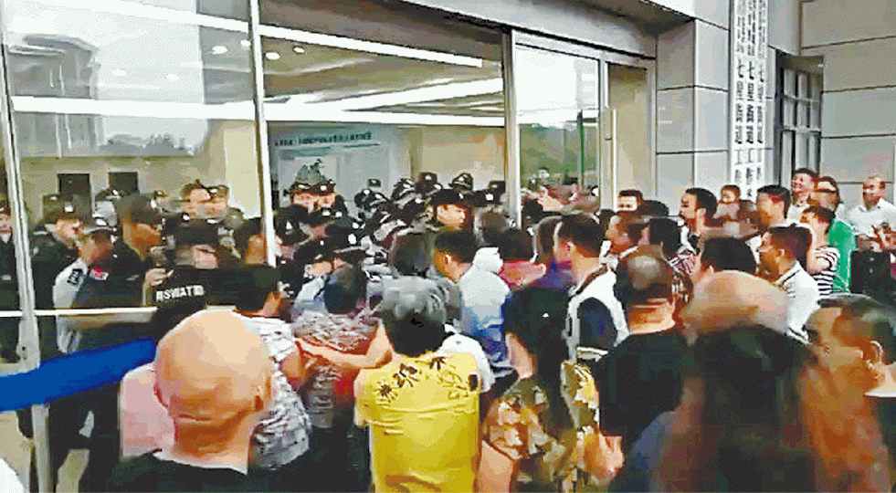 ■大批憤怒民眾衝擊政府大樓,警方在門口阻擋人群湧入。■警員舉起盾牌防禦磚頭來襲。■示威者闖入政府大樓破壞現場物品。 ■大批憤怒民眾衝擊政府大樓,警方在門口阻擋人群湧入。■警員舉起盾牌防禦磚頭來襲。■示威者闖入政府大樓破壞現場物品。