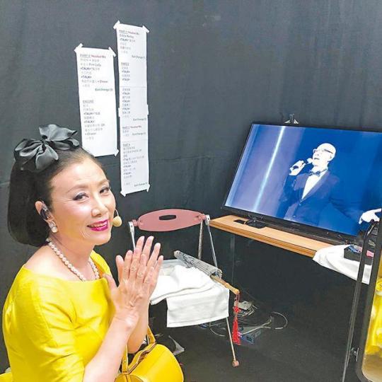 ■汪明荃前晚在廣州開騷,在後台對着螢幕中的羅家英拍手。微博圖片■阿姐在04年獲授勳時,由羅家英陪她出席。資料圖片■陳細潔對獲銅紫荊星章表示開心,揚言會繼續行善。資料圖片■足球評述員何靜江講波講足44年,他為獲得認同而感開心。資料圖片 ■汪明荃前晚在廣州開騷,在後台對着螢幕中的羅家英拍手。微博圖片■阿姐在04年獲授勳時,由羅家英陪她出席。資料圖片■陳細潔對獲銅紫荊星章表示開心,揚言會繼續行善。資料圖片■足球評述員何靜江講波講足44年,他為獲得認同而感開心。資料圖片