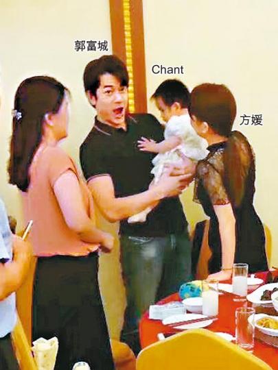 【安徽】■城城與老婆方媛回鄉宴客,他抱住女兒口擘擘逗她開心,一副有女萬事足樣子。微博圖片■宴客期間,城城周圍敬酒,心情勁靚。微博圖片■城城在方媛旁邊風騷舉V,任由親友拍照。微博圖片■變得貼地的城城與方媛深宵到便利店買零食與雞腳。微博圖片■方媛早前曾貼出摘桃照片,並寫上「很久不見的小黑」,未知是否提早回鄉準備。微博圖片 【安徽】■城城與老婆方媛回鄉宴客,他抱住女兒口擘擘逗她開心,一副有女萬事足樣子。微博圖片■宴客期間,城城周圍敬酒,心情勁靚。微博圖片■城城在方媛旁邊風騷舉V,任由親友拍照。微博圖片■變得貼地的城城與方媛深宵到便利店買零食與雞腳。微博圖片■方媛早前曾貼出摘桃照片,並寫上「很久不見的小黑」,未知是否提早回鄉準備。微博圖片