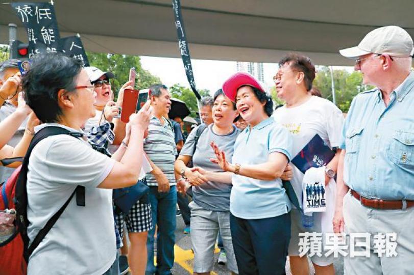 ■陳方安生(右三)在中央圖書館旁加入隊伍,不少市民與她合照。許頌明攝■80歲的李柱銘(右)昨抱恙上陣。夏家朗攝 ■陳方安生(右三)在中央圖書館旁加入隊伍,不少市民與她合照。許頌明攝■80歲的李柱銘(右)昨抱恙上陣。夏家朗攝