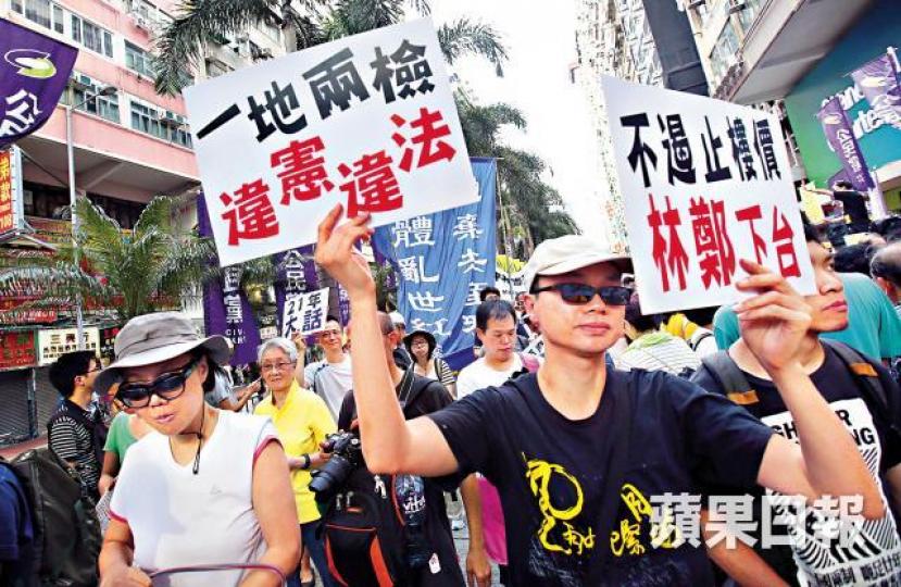 ■市民對梁君彥粗暴通過一地兩檢草案表示憤怒。黎樹雄攝 ■市民對梁君彥粗暴通過一地兩檢草案表示憤怒。黎樹雄攝