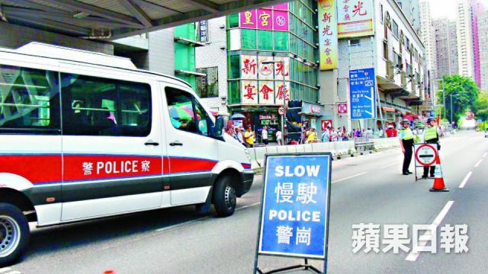 ■劫案發生後,警方於多區截查可疑車輛;圖為警員在黃大仙所設置的路障。黃麗英攝■疑為接應的賊車被發現在新田露天停車場遭焚毀。張家豪攝 ■劫案發生後,警方於多區截查可疑車輛;圖為警員在黃大仙所設置的路障。黃麗英攝■疑為接應的賊車被發現在新田露天停車場遭焚毀。張家豪攝
