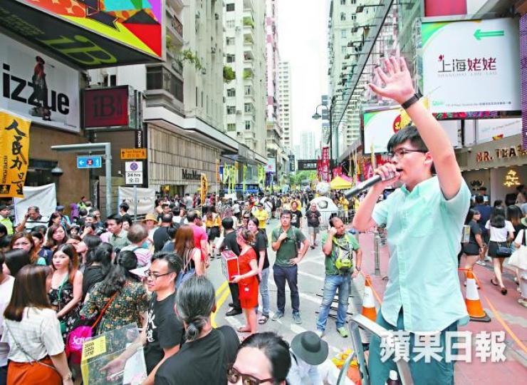 ■香港眾志秘書長黃之鋒呼籲市民仍須對阻止《國歌法》抱希望。謝榮耀攝■社工復興運動成員打扮成殭屍「抗維穩」。謝榮耀攝 ■香港眾志秘書長黃之鋒呼籲市民仍須對阻止《國歌法》抱希望。謝榮耀攝■社工復興運動成員打扮成殭屍「抗維穩」。謝榮耀攝