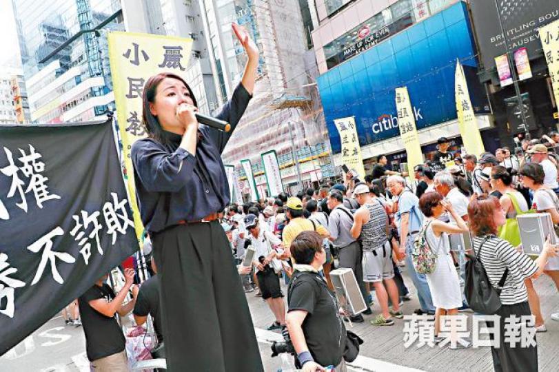 ■將出戰九西補選的劉小麗昨擺街站籌款。許頌明攝 ■將出戰九西補選的劉小麗昨擺街站籌款。許頌明攝