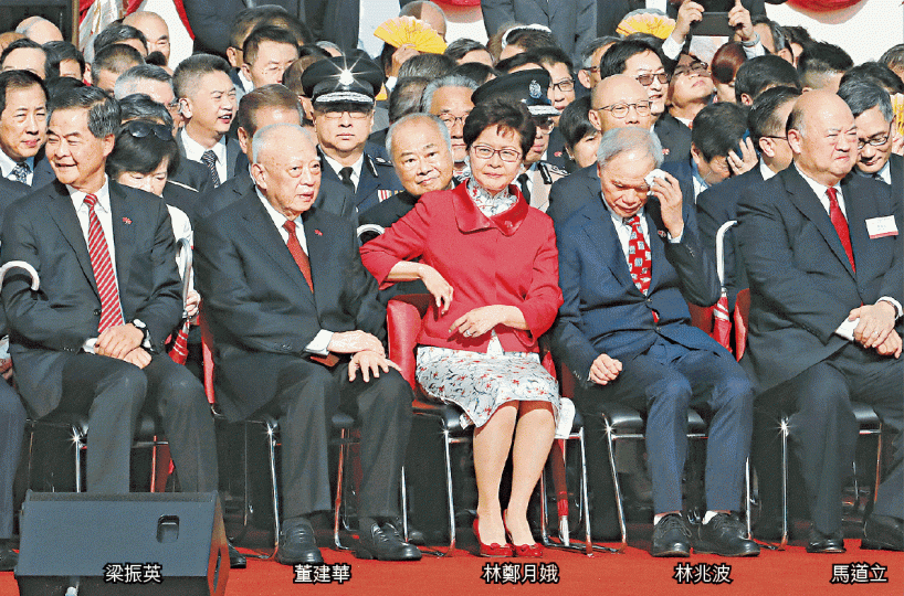■林鄭月娥昨出席升旗禮後與傳媒會晤,其間指梁振英港人港地政策無助市民上車;其夫林兆波則再穿白襪觀禮。李家皓攝 ■林鄭月娥昨出席升旗禮後與傳媒會晤,其間指梁振英港人港地政策無助市民上車;其夫林兆波則再穿白襪觀禮。李家皓攝