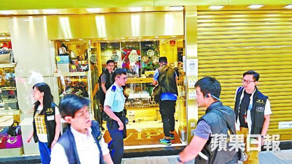 ■三賊扑爆珠寶行近正門飾櫃,西九龍總區重案組接手調查。劉柏麟攝 ■三賊扑爆珠寶行近正門飾櫃,西九龍總區重案組接手調查。劉柏麟攝
