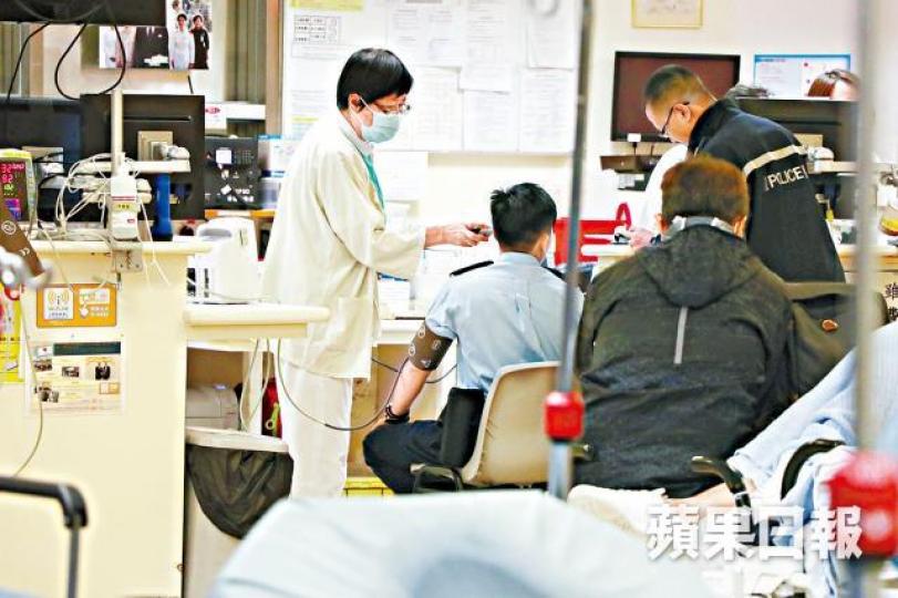 ■男警員被襲致面部受傷送院。 ■男警員被襲致面部受傷送院。
