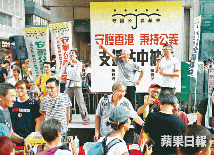 ■守護公義基金昨設街站籌款,幫助佔中被控人士。黎樹雄攝■左起:戴耀廷、陳健民、朱耀明昨重回街頭,籌募打官司經費。何頴賢攝■正保釋的黃浩銘(右)昨在街上獲市民打氣。 ■守護公義基金昨設街站籌款,幫助佔中被控人士。黎樹雄攝■左起:戴耀廷、陳健民、朱耀明昨重回街頭,籌募打官司經費。何頴賢攝■正保釋的黃浩銘(右)昨在街上獲市民打氣。