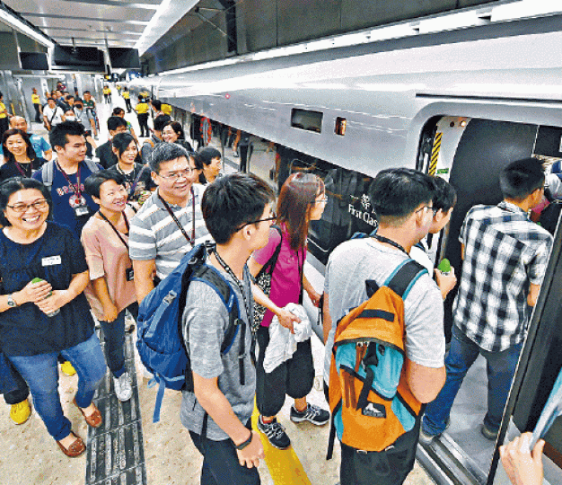 ■港鐵上月安排模擬乘客登上高鐵車廂測試運作流程。資料圖片 ■港鐵上月安排模擬乘客登上高鐵車廂測試運作流程。資料圖片