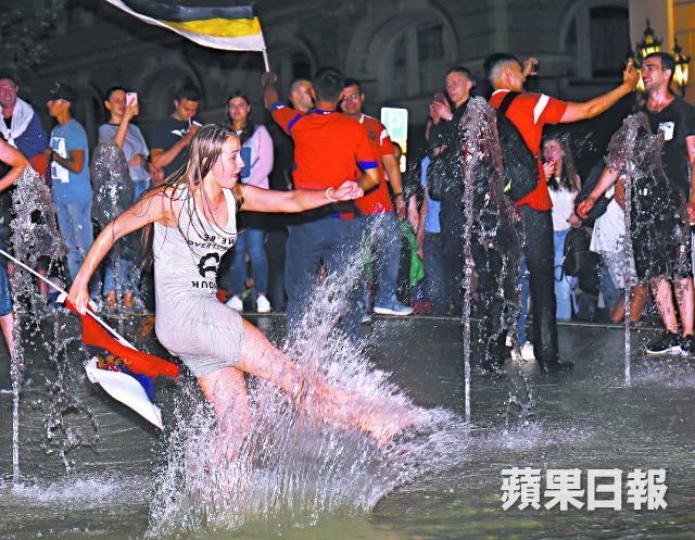 ■俄國球迷忘我狂歡,有手持國旗的女fans跳入噴水池嬉水。禤家民攝■俄羅斯舉國歡騰,球迷慶祝至天亮仍未散去。■戴上俄國特色帽子的女球迷表現興奮。 ■俄國球迷忘我狂歡,有手持國旗的女fans跳入噴水池嬉水。禤家民攝■俄羅斯舉國歡騰,球迷慶祝至天亮仍未散去。■戴上俄國特色帽子的女球迷表現興奮。