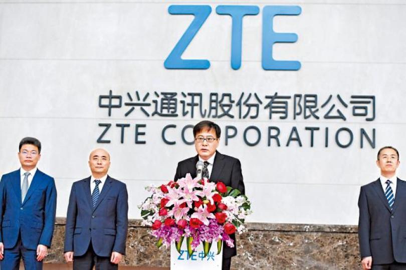 ■中興原董事長殷一民(中)等14名董事會成員日前已辭職。資料圖片 ■中興原董事長殷一民(中)等14名董事會成員日前已辭職。資料圖片