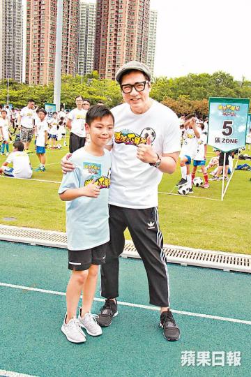 ■單立文昨日和徐榮兒子徐朗宣傳睇波不賭波。 ■單立文昨日和徐榮兒子徐朗宣傳睇波不賭波。