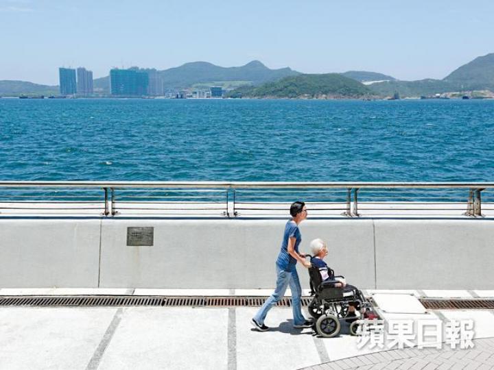 ■雖然母親已失去意識,女兒還是每天帶她到樓下散步,讓她知道日夜。■為了照顧雙親,李鳳琼辭去高職。之後參選區議員,職業一欄留空。 ■雖然母親已失去意識,女兒還是每天帶她到樓下散步,讓她知道日夜。■為了照顧雙親,李鳳琼辭去高職。之後參選區議員,職業一欄留空。