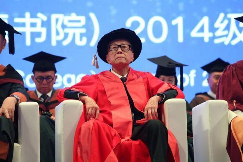 ■汕大畢業典禮當日,李澤楷忙於使用手提電話。 ■汕大畢業典禮當日,李澤楷忙於使用手提電話。