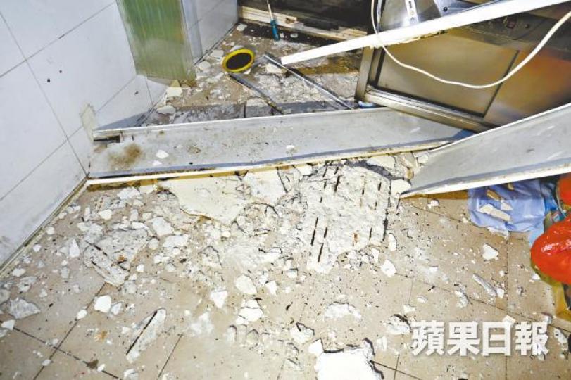 ■點心店天花板塌下的石屎塊約4呎乘3呎大。黃江奇攝■女店東劉太遭石屎碎擊傷頭部。 ■點心店天花板塌下的石屎塊約4呎乘3呎大。黃江奇攝■女店東劉太遭石屎碎擊傷頭部。