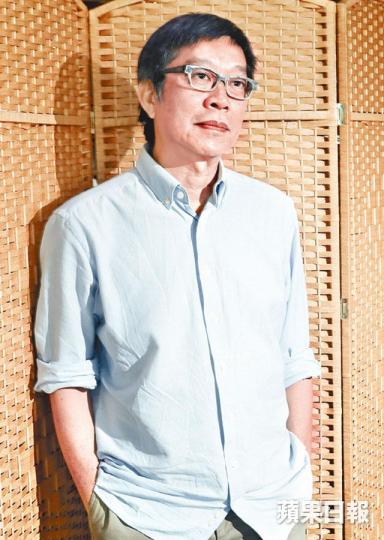 ■導演趙崇基坦承香港荒謬,因拍攝時遇到不少莫名其妙的審查。■來自馬來西亞的廖子妤,要到圖書館睇資料了解香港歷史。■(左起)盧鎮業、廖子妤及游學修為拍《中英街1號》,做了不少準備工夫。■游學修對被指接《中英街1號》是一種表態,直言黐線兼離譜。劇照■戲中張同祖(左)打游學修一幕,導演趙崇基為對白想了很久。劇照 ■導演趙崇基坦承香港荒謬,因拍攝時遇到不少莫名其妙的審查。■來自馬來西亞的廖子妤,要到圖書館睇資料了解香港歷史。■(左起)盧鎮業、廖子妤及游學修為拍《中英街1號》,做了不少準備工夫。■游學修對被指接《中英街1號》是一種表態,直言黐線兼離譜。劇照■戲中張同祖(左)打游學修一幕,導演趙崇基為對白想了很久。劇照