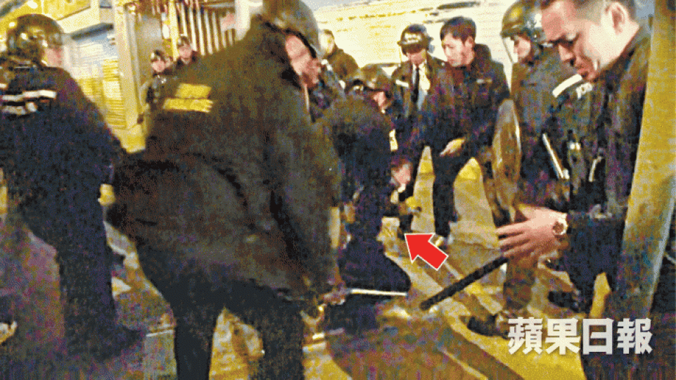 ■在旺角騷亂期間執行採訪工作的記者(箭嘴示)遭群警按倒地上。資料圖片■時任《明報》記者於前年旺角騷亂期間遭警毆打,後腦流血需縫針。 ■在旺角騷亂期間執行採訪工作的記者(箭嘴示)遭群警按倒地上。資料圖片■時任《明報》記者於前年旺角騷亂期間遭警毆打,後腦流血需縫針。