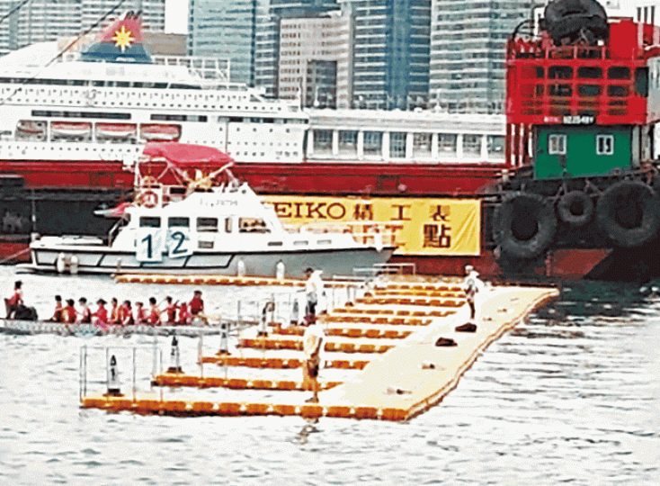 ■承辦商為香港國際龍舟邀請賽提供的司令船(白色遊艇)被指只有遊樂船牌照。投訴人提供圖片■國際龍舟邀請賽的承辦商被指使用遊樂船進行海上工程,工人亦無穿救生衣。投訴人提供圖片 ■承辦商為香港國際龍舟邀請賽提供的司令船(白色遊艇)被指只有遊樂船牌照。投訴人提供圖片■國際龍舟邀請賽的承辦商被指使用遊樂船進行海上工程,工人亦無穿救生衣。投訴人提供圖片