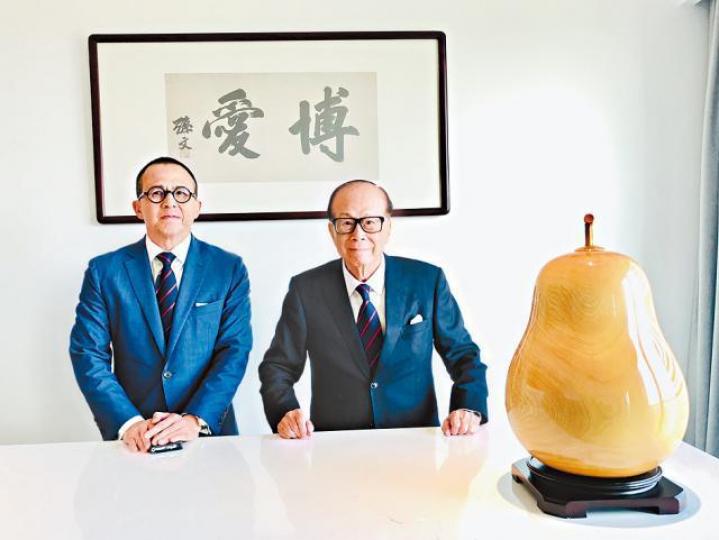 ■李嘉誠(右)與李澤楷出席汕頭大學畢業禮前合照。長和網站圖片 ■李嘉誠(右)與李澤楷出席汕頭大學畢業禮前合照。長和網站圖片