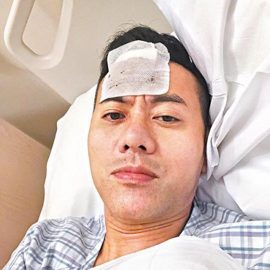 ■梁漢文昨日凌晨在社交網貼瞓醫院相,原來他在卡拉OK房仆親撞傷頭。互聯網圖片■熱愛足球的梁漢文表示下周五會如期出發飛去俄羅斯睇世界盃決賽。資料圖片■梁漢文出院前拍片報平安,指着額頭紗布表示縫了37針,傷口長7厘米。互聯網圖片■受傷前幾日,梁漢文才相約譚詠麟(中)等踢波。互聯網圖片■梁漢文日前才在肇慶演出,大受歌迷歡迎。互聯網圖片■梁漢文(右)最近和林敏驄(左)為ViuTV主持世界盃節目,每集請來不同嘉賓。資料圖片 ■梁漢文昨日凌晨在社交網貼瞓醫院相,原來他在卡拉OK房仆親撞傷頭。互聯網圖片■熱愛足球的梁漢文表示下周五會如期出發飛去俄羅斯睇世界盃決賽。資料圖片■梁漢文出院前拍片報平安,指着額頭紗布表示縫了37針,傷口長7厘米。互聯網圖片■受傷前幾日,梁漢文才相約譚詠麟(中)等踢波。互聯網圖片■梁漢文日前才在肇慶演出,大受歌迷歡迎。互聯網圖片■梁漢文(右)最近和林敏驄(左)為ViuTV主持世界盃節目,每集請來不同嘉賓。資料圖片