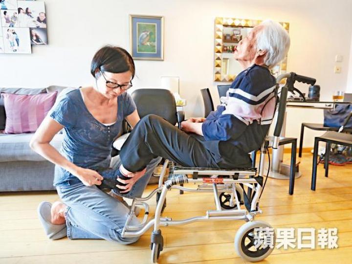 ■李鳳琼想母親看來漂亮一點,從不讓她穿婆仔衫,還想過替她電髮。■母親失去平衡能力,臉孔不時撞得瘀青,李鳳琼不得不以布帶輕輕繫着她。 ■李鳳琼想母親看來漂亮一點,從不讓她穿婆仔衫,還想過替她電髮。■母親失去平衡能力,臉孔不時撞得瘀青,李鳳琼不得不以布帶輕輕繫着她。