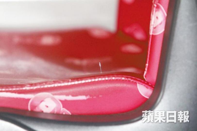 ■一支約兩吋長的縫衣針昨被發現插在一輛九巴座椅上。文兆麟攝■警員在巴士上拍攝縫衣針蒐證。■昨日再有九巴座椅被鎅爛(箭嘴示)。 ■一支約兩吋長的縫衣針昨被發現插在一輛九巴座椅上。文兆麟攝■警員在巴士上拍攝縫衣針蒐證。■昨日再有九巴座椅被鎅爛(箭嘴示)。