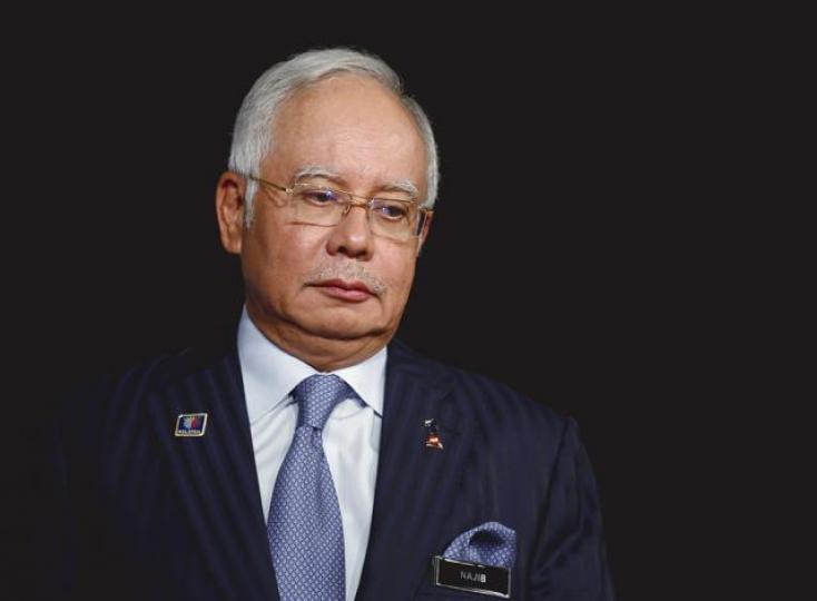 ■反貪污委員會人員昨到納吉寓所將他拘捕。 ■反貪污委員會人員昨到納吉寓所將他拘捕。