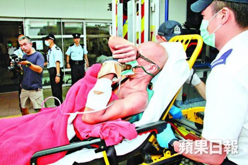 ■工人送院時左手臂被包紮,鋼筋未有取出。文兆麟攝 ■工人送院時左手臂被包紮,鋼筋未有取出。文兆麟攝