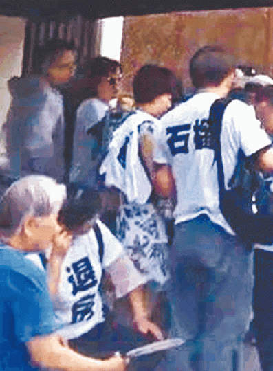 ■要求「退房」的民眾圍堵樓盤售樓處。 ■要求「退房」的民眾圍堵樓盤售樓處。