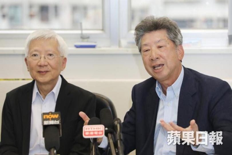 ■民調負責人宋恩榮(左)與民主思路湯家驊昨公佈結果。李家皓攝 ■民調負責人宋恩榮(左)與民主思路湯家驊昨公佈結果。李家皓攝