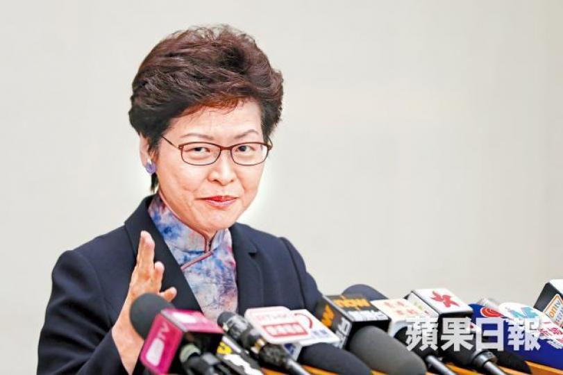 ■特首林鄭月娥昨稱政府應安排即時傳譯,以免重複回答記者問題浪費時間。李家皓攝 ■特首林鄭月娥昨稱政府應安排即時傳譯,以免重複回答記者問題浪費時間。李家皓攝