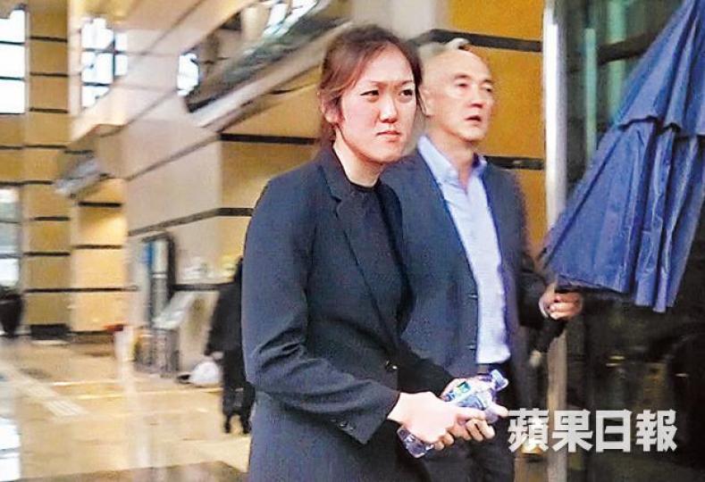 ■被告狄曉晴(左)涉藏有大麻草被控;旁為其父、退休高級警司狄志堅。資料圖片■被告母親林曼茜昨離開法庭時以雨傘遮掩容貌。王心義攝 ■被告狄曉晴(左)涉藏有大麻草被控;旁為其父、退休高級警司狄志堅。資料圖片■被告母親林曼茜昨離開法庭時以雨傘遮掩容貌。王心義攝