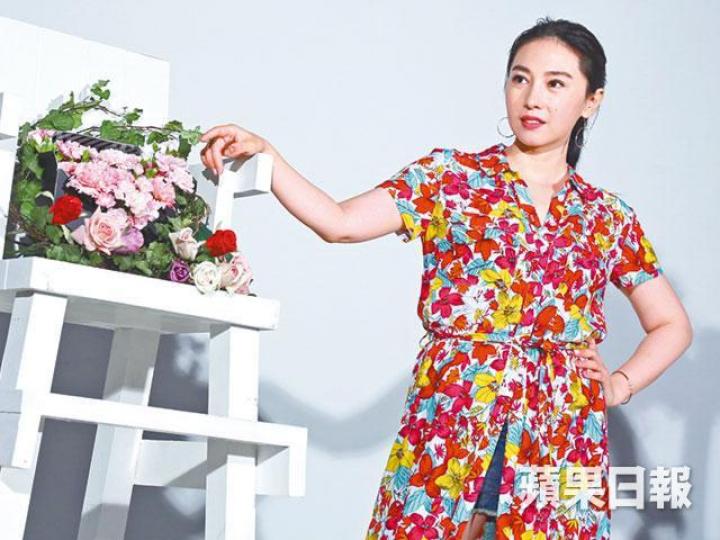■JJ產後未完全收身,仍有點圓潤。■玲玲師傅(左)讚JJ顴鼻相配,有旺夫相。■JJ去年6月宣佈懷孕,同年11月為丈夫樊少皇誕下女兒小飯兜。資料圖片■JJ被指左邊面頰有癦令感情多波折,她笑言難怪古天樂被搶。《最強囍事》劇照 ■JJ產後未完全收身,仍有點圓潤。■玲玲師傅(左)讚JJ顴鼻相配,有旺夫相。■JJ去年6月宣佈懷孕,同年11月為丈夫樊少皇誕下女兒小飯兜。資料圖片■JJ被指左邊面頰有癦令感情多波折,她笑言難怪古天樂被搶。《最強囍事》劇照