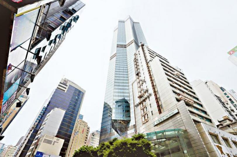 ■中環中心75%業權去年以天價402億元售予中港財團。資料圖片 ■中環中心75%業權去年以天價402億元售予中港財團。資料圖片
