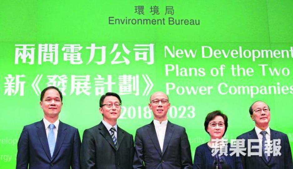■環境局長黃錦星(中)昨與該局官員及兩電高層出席記招,講解兩電新管制計劃協議。李潤芳攝 ■環境局長黃錦星(中)昨與該局官員及兩電高層出席記招,講解兩電新管制計劃協議。李潤芳攝